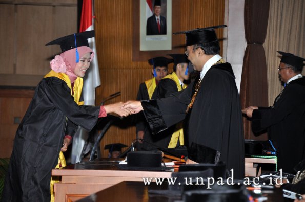 dok-humas-unpad_ilalang-foto_wisuda-gel-1-2010-2011_s1-fisip_311