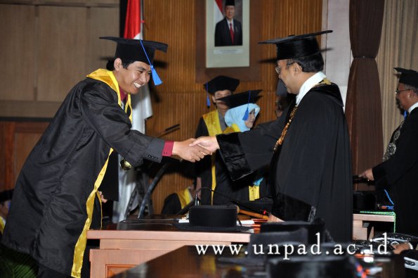 dok-humas-unpad_ilalang-foto_wisuda-gel-1-2010-2011_s1-fisip_313