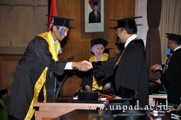 dok-humas-unpad_ilalang-foto_wisuda-gel-1-2010-2011_s1-fisip_320