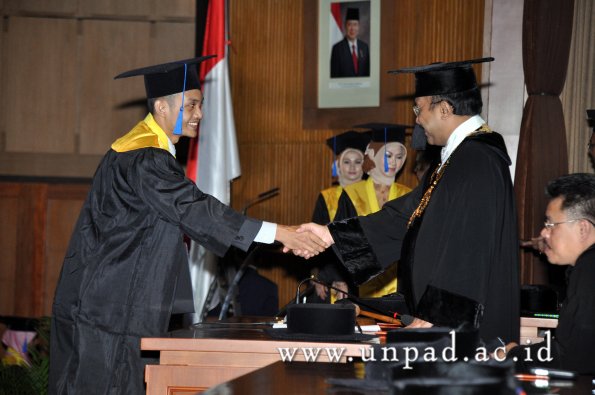 dok-humas-unpad_ilalang-foto_wisuda-gel-1-2010-2011_s1-fisip_322