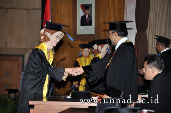 dok-humas-unpad_ilalang-foto_wisuda-gel-1-2010-2011_s1-fisip_323