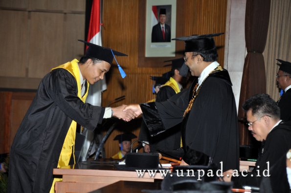 dok-humas-unpad_ilalang-foto_wisuda-gel-1-2010-2011_s1-fisip_326