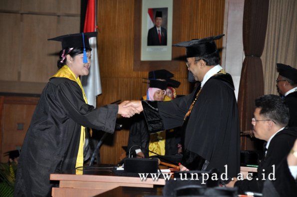 dok-humas-unpad_ilalang-foto_wisuda-gel-1-2010-2011_s1-fisip_329