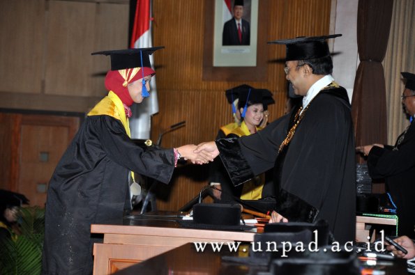 dok-humas-unpad_ilalang-foto_wisuda-gel-1-2010-2011_s1-fisip_332