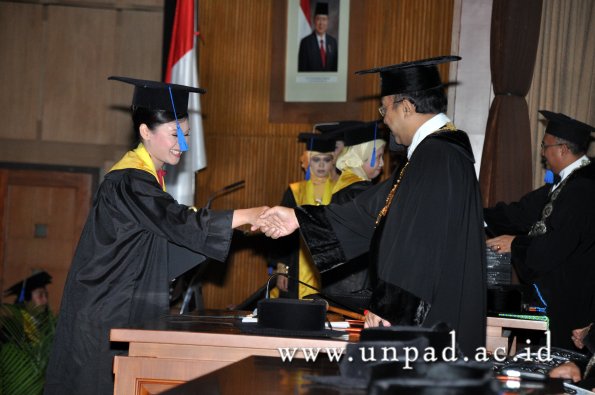 dok-humas-unpad_ilalang-foto_wisuda-gel-1-2010-2011_s1-fisip_333