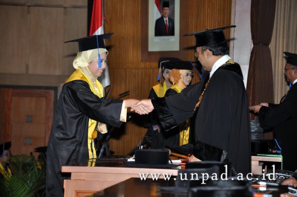 dok-humas-unpad_ilalang-foto_wisuda-gel-1-2010-2011_s1-fisip_334