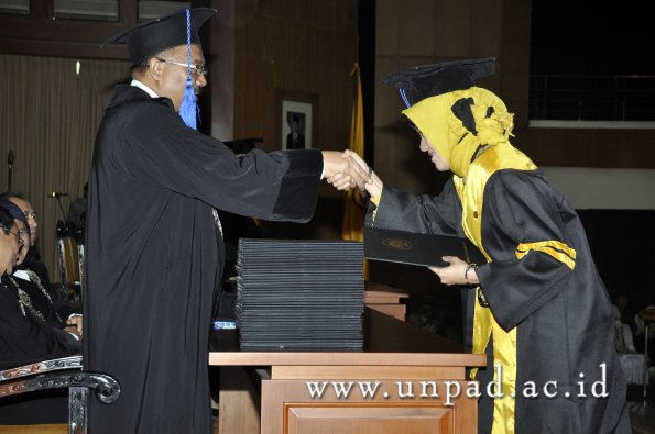 dok-humas-unpad_ilalang-foto_wisuda-gel-1-2010-2011_s2-fisip_001