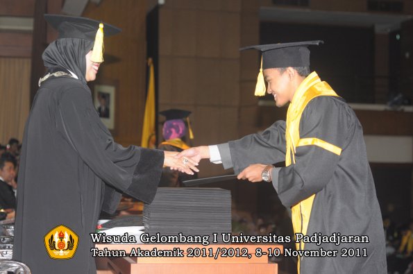 wisuda-fakultas-ekonomi-dan-bisnis-oleh-dekan-054