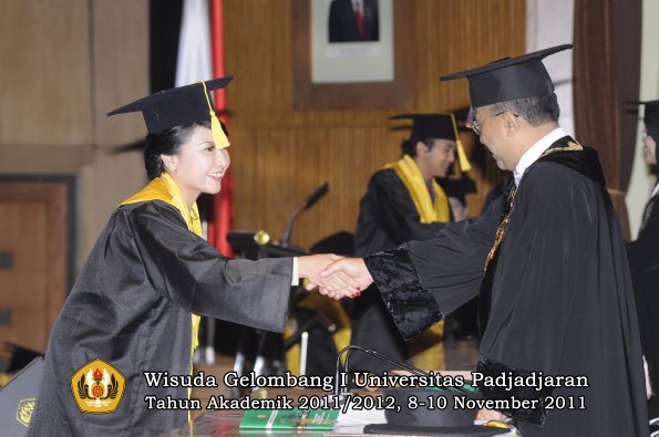 wisuda-fakultas-ekonomi-dan-bisnis-oleh-rektor-057