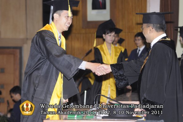 wisuda-fakultas-ekonomi-dan-bisnis-oleh-rektor-110