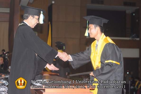 wisuda-fakultas-farmasi-oleh-dekan-032