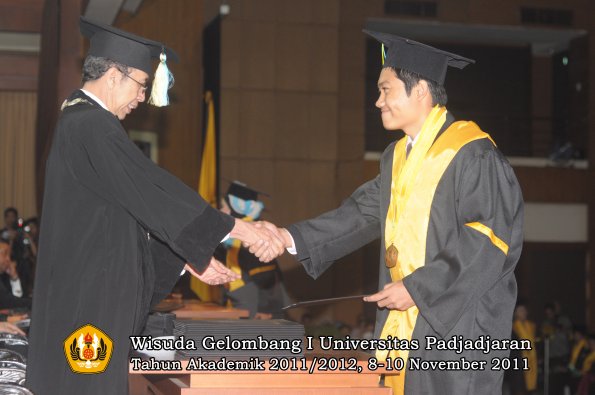 wisuda-fakultas-farmasi-oleh-dekan-043