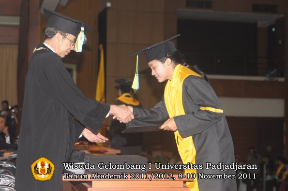 wisuda-fakultas-farmasi-oleh-dekan-044