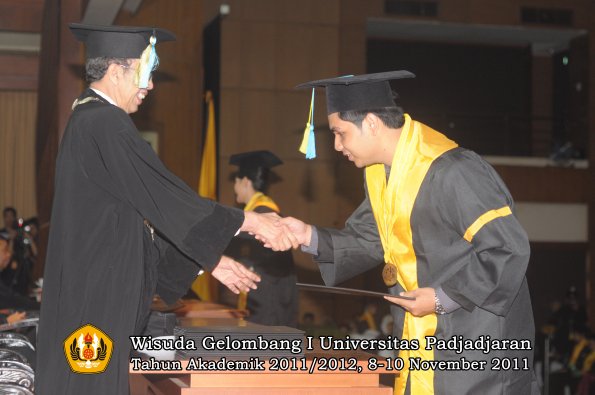 wisuda-fakultas-farmasi-oleh-dekan-047