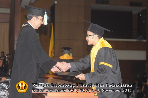 wisuda-fakultas-farmasi-oleh-dekan-054