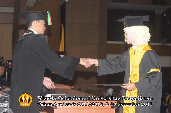 wisuda-fakultas-mipa-oleh-dekan-035