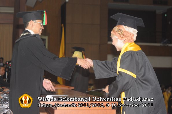wisuda-fakultas-mipa-oleh-dekan-036