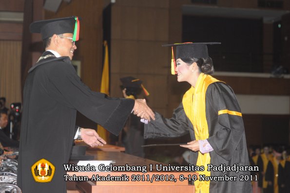 wisuda-fakultas-mipa-oleh-dekan-042