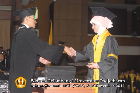 wisuda-fakultas-mipa-oleh-dekan-045