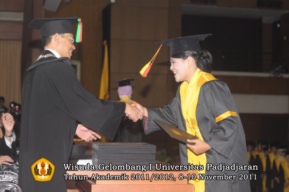 wisuda-fakultas-mipa-oleh-dekan-054