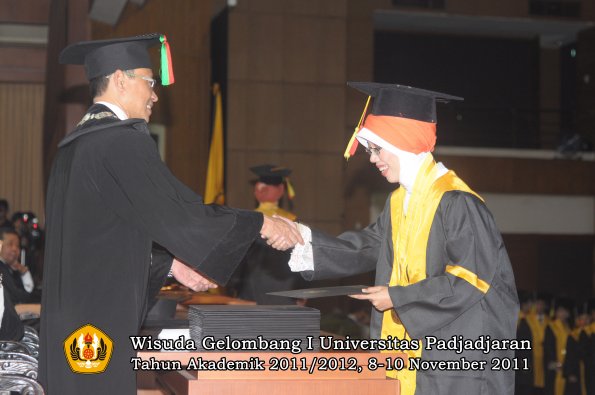 wisuda-fakultas-mipa-oleh-dekan-061