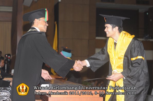 wisuda-fakultas-mipa-oleh-dekan-074