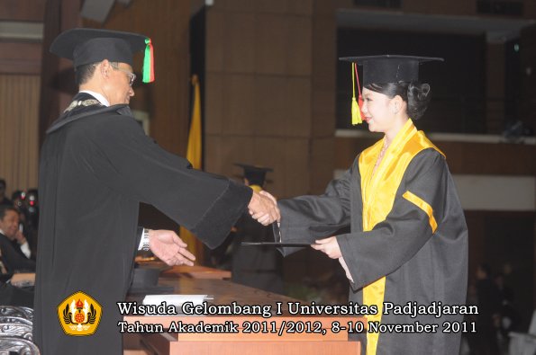 wisuda-fakultas-mipa-oleh-dekan-083