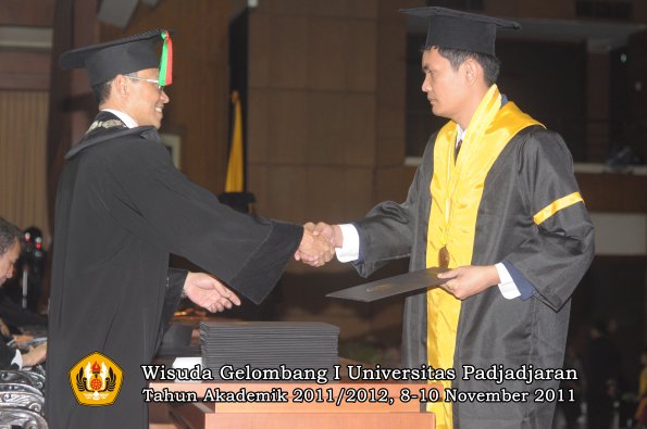 wisuda-fakultas-mipa-oleh-dekan-093