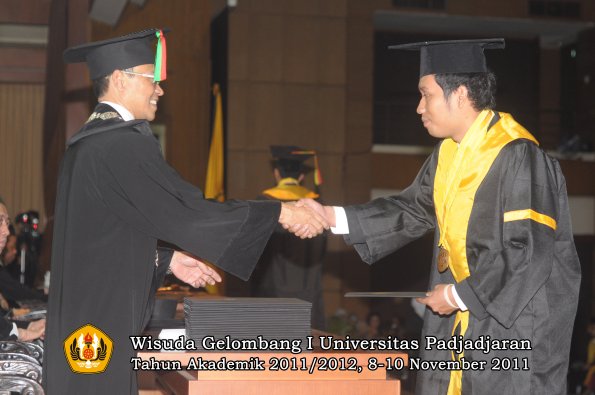 wisuda-fakultas-mipa-oleh-dekan-094