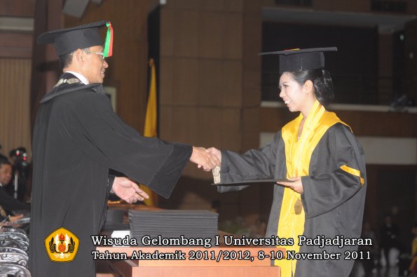wisuda-fakultas-mipa-oleh-dekan-095