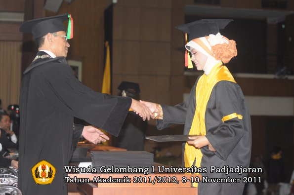wisuda-fakultas-mipa-oleh-dekan-099