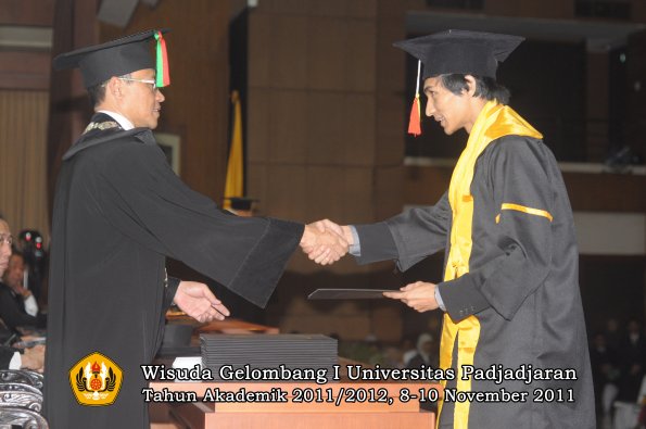 wisuda-fakultas-mipa-oleh-dekan-100