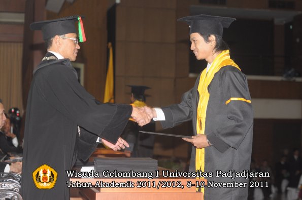 wisuda-fakultas-mipa-oleh-dekan-102
