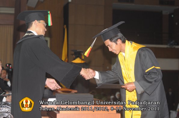 wisuda-fakultas-mipa-oleh-dekan-103