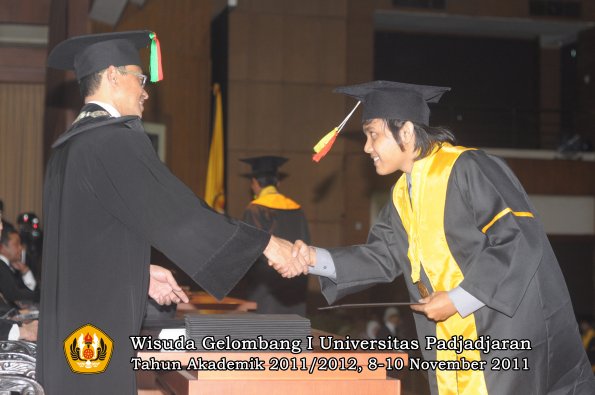 wisuda-fakultas-mipa-oleh-dekan-104