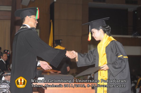 wisuda-fakultas-mipa-oleh-dekan-106