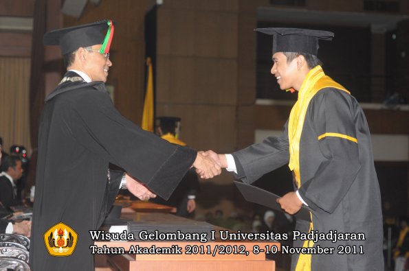 wisuda-fakultas-mipa-oleh-dekan-109