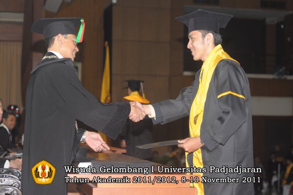 wisuda-fakultas-mipa-oleh-dekan-110