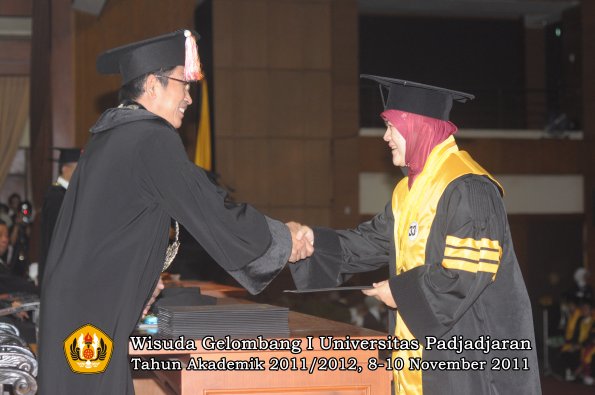 wisuda-program-doktor-oleh-direktur-pascasarjana-028