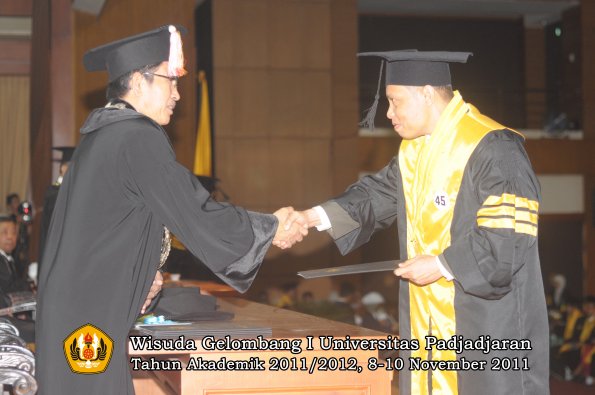 wisuda-program-doktor-oleh-direktur-pascasarjana-039