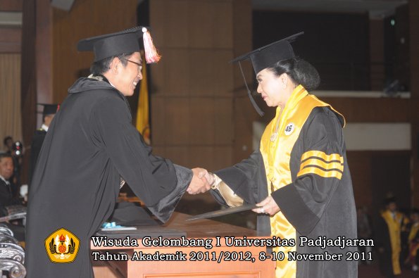 wisuda-program-doktor-oleh-direktur-pascasarjana-040