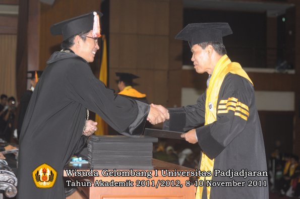 wisuda-program-doktor-oleh-direktur-pascasarjana-092
