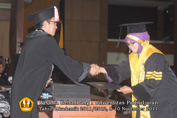 wisuda-program-doktor-oleh-direktur-pascasarjana-100