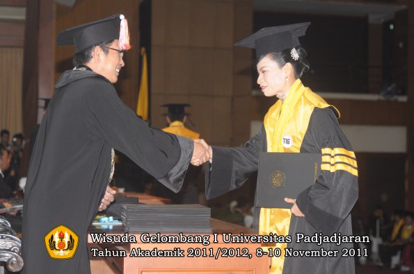 wisuda-program-doktor-oleh-direktur-pascasarjana-107