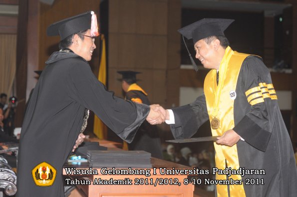 wisuda-program-doktor-oleh-direktur-pascasarjana-111