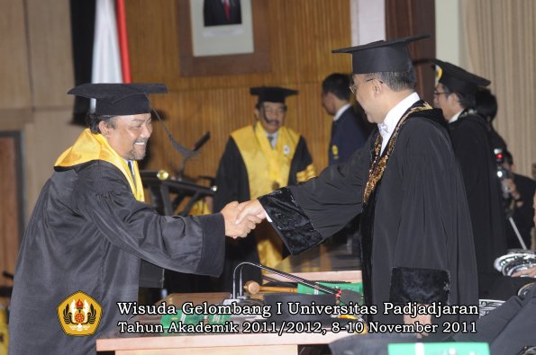 wisuda-program-doktor-oleh-rektor-011