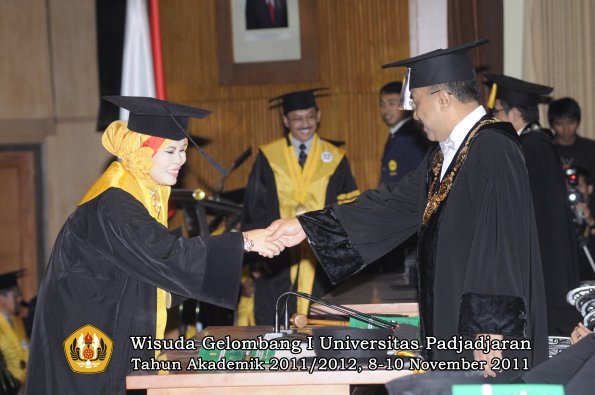 wisuda-program-doktor-oleh-rektor-017