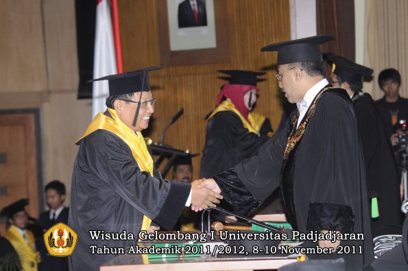 wisuda-program-doktor-oleh-rektor-021