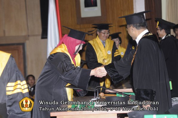 wisuda-program-doktor-oleh-rektor-022