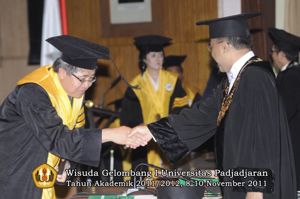 wisuda-program-doktor-oleh-rektor-023